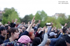 Ֆրանսիայի հրապարակը շարունակում է շրջափակված մնալ․ օր 3-րդ (տեսանյութ)